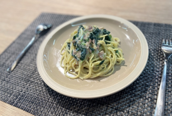 ほうれん草とかごしま黒豚ベーコンの豆乳クリームパスタ